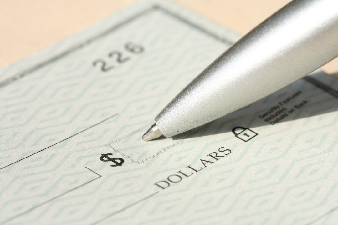 LMZ payroll Blank cheque and pen for payroll